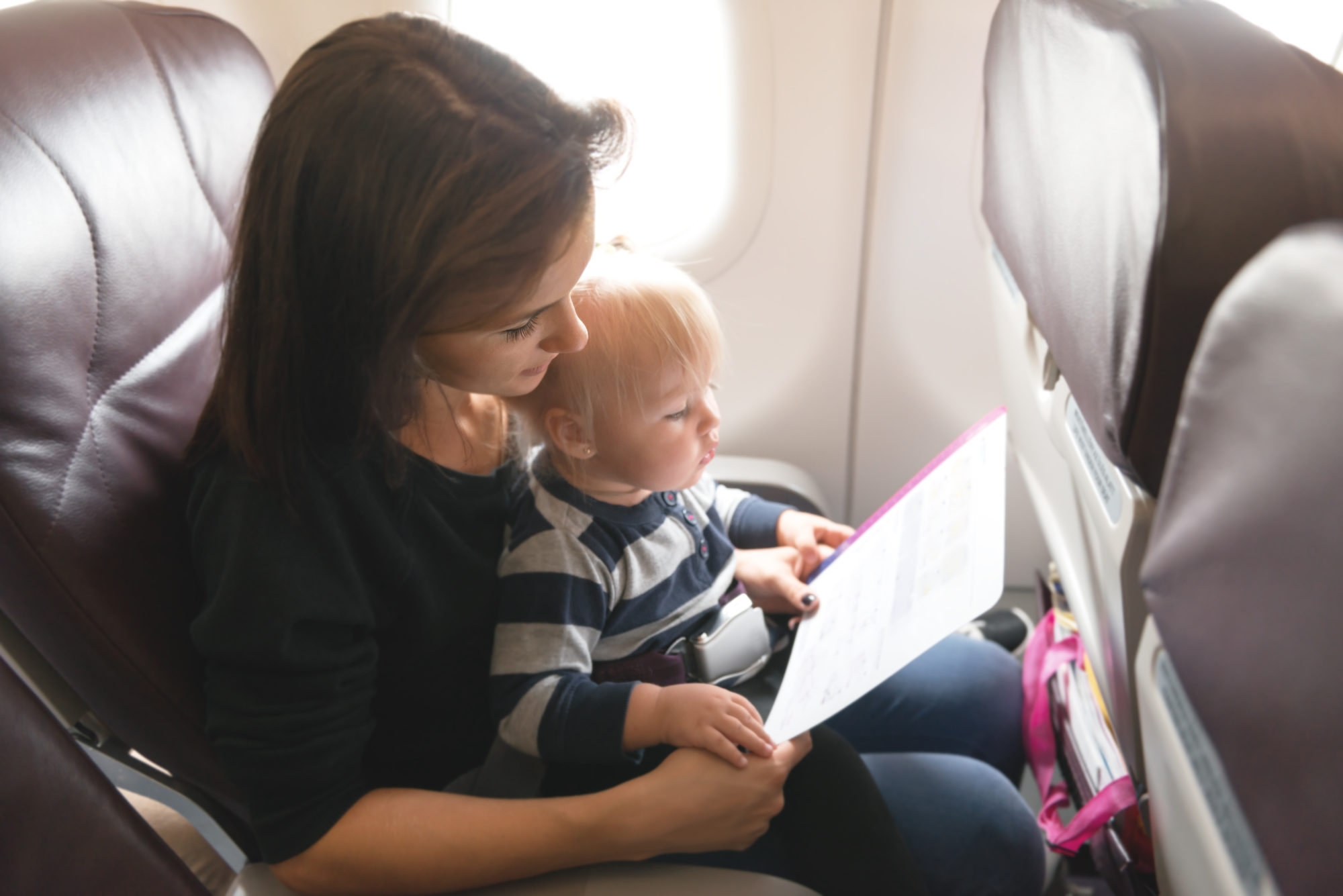 What to Pack on a Plane for Your Baby? 10 Ideas That Really Work for Travel
