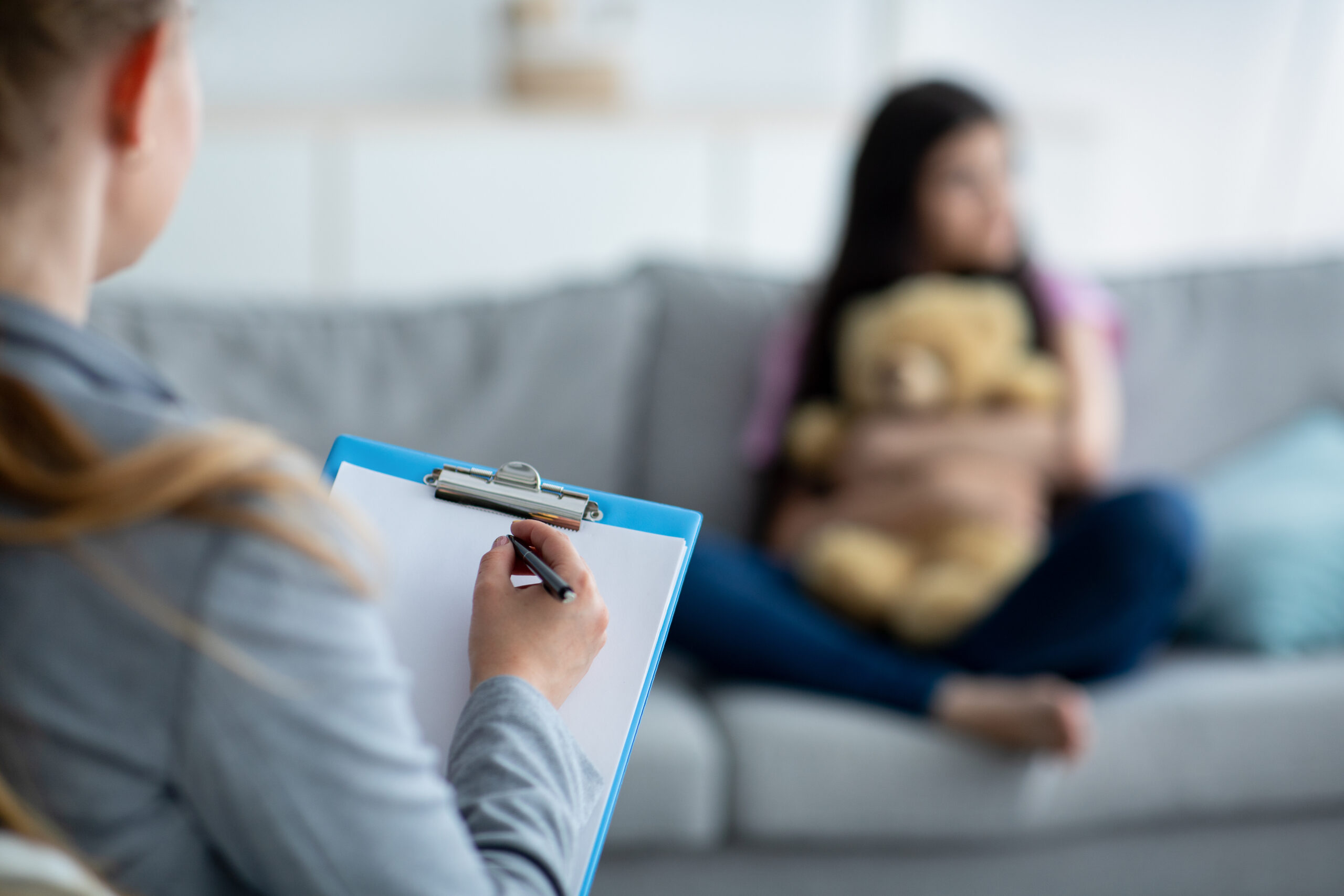 Psycholog czy psychiatra: kiedy i gdzie szukać pomocy dla nastolatka?