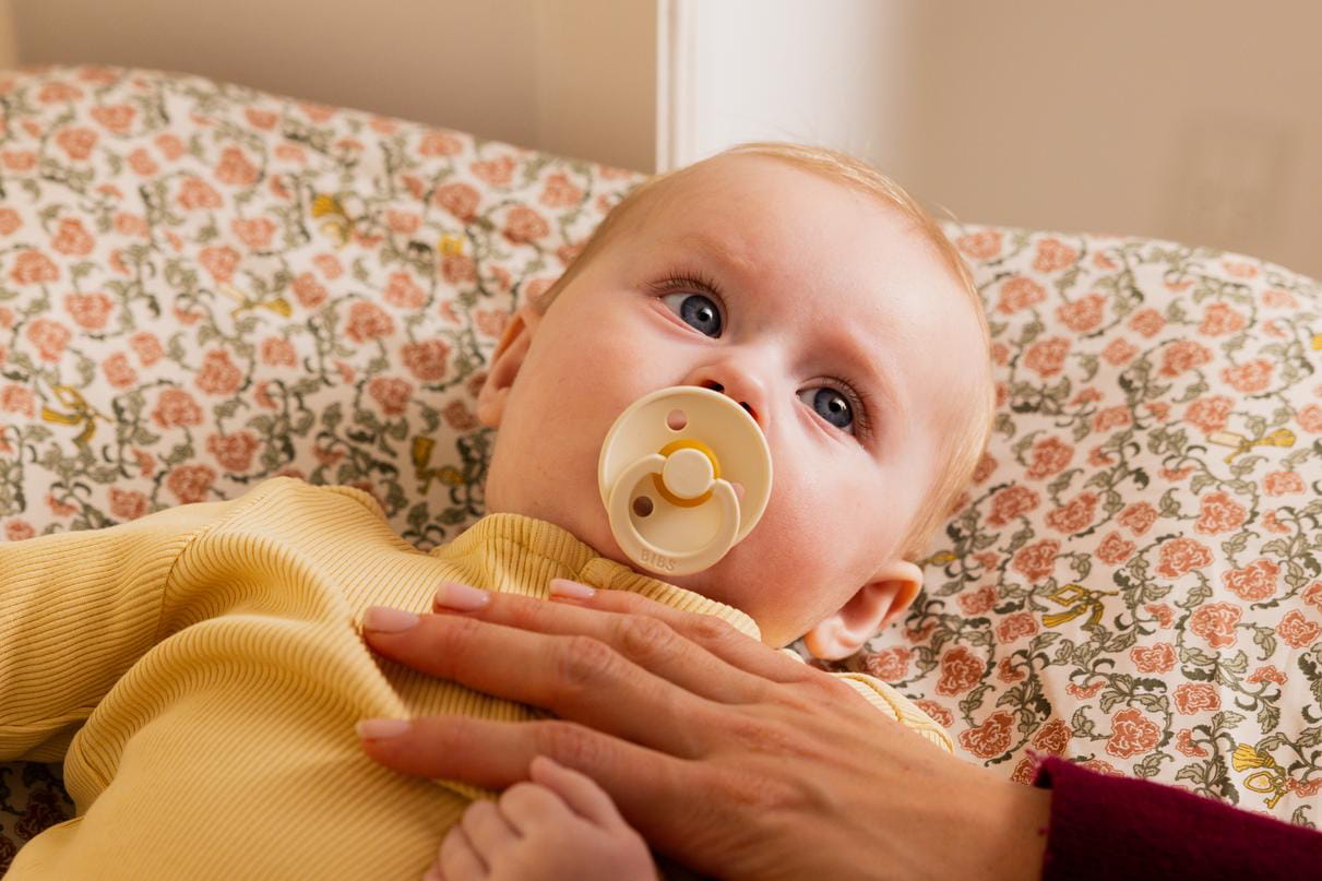 Smoczek dla malucha: wady i zalety. Czy podawać noworodkowi smoczek?