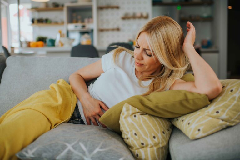 Skrzepy lub dziwna tkanka podczas okresu: co to oznacza?