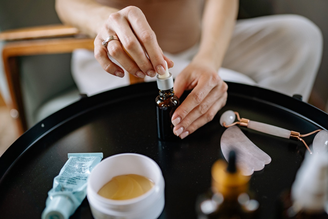 Kwasy i retinol w ciąży. Jak dbać o skórę bez ryzyka?