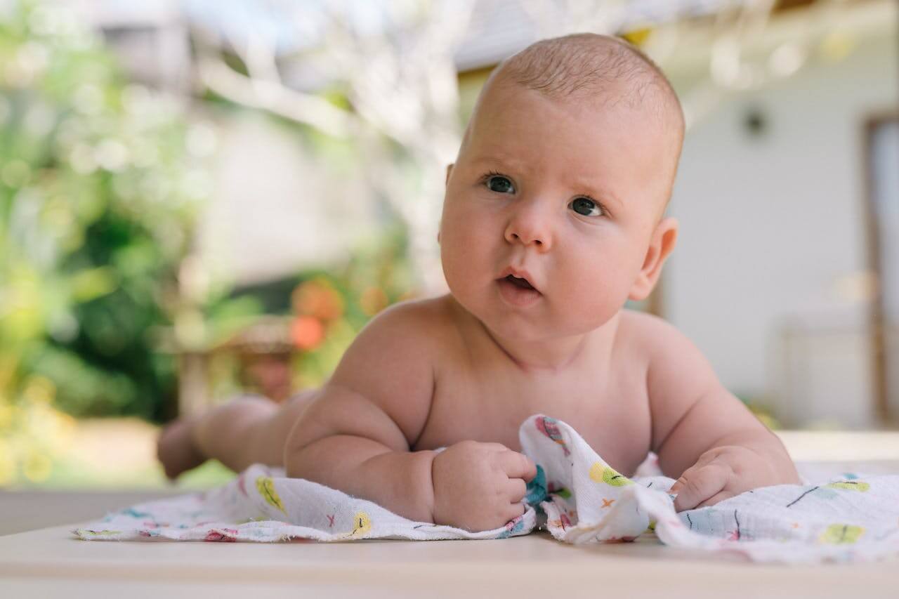Dziecko nie chce leżeć na brzuszku, podnosi pupę, zamiast główki? Sprawdź, co to jest tummy time i dlaczego jest tak ważny.