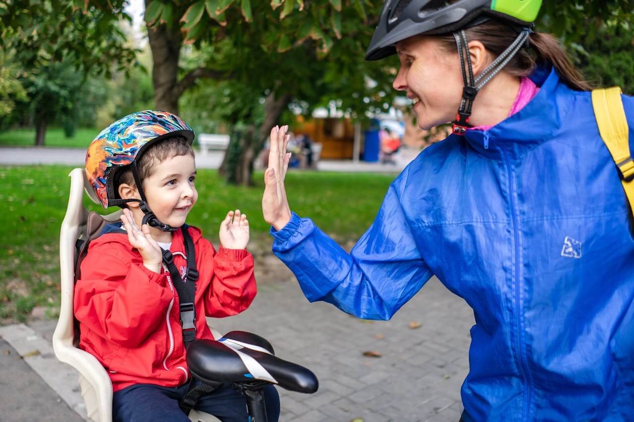 Ranking przyczepek rowerowych i fotelików — od kiedy i jak bezpiecznie wozić dziecko na rowerze?