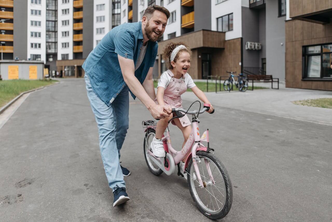 Jak nauczyć dziecko jeździć na rowerze – bez stresu, łez i bocznych kółek?