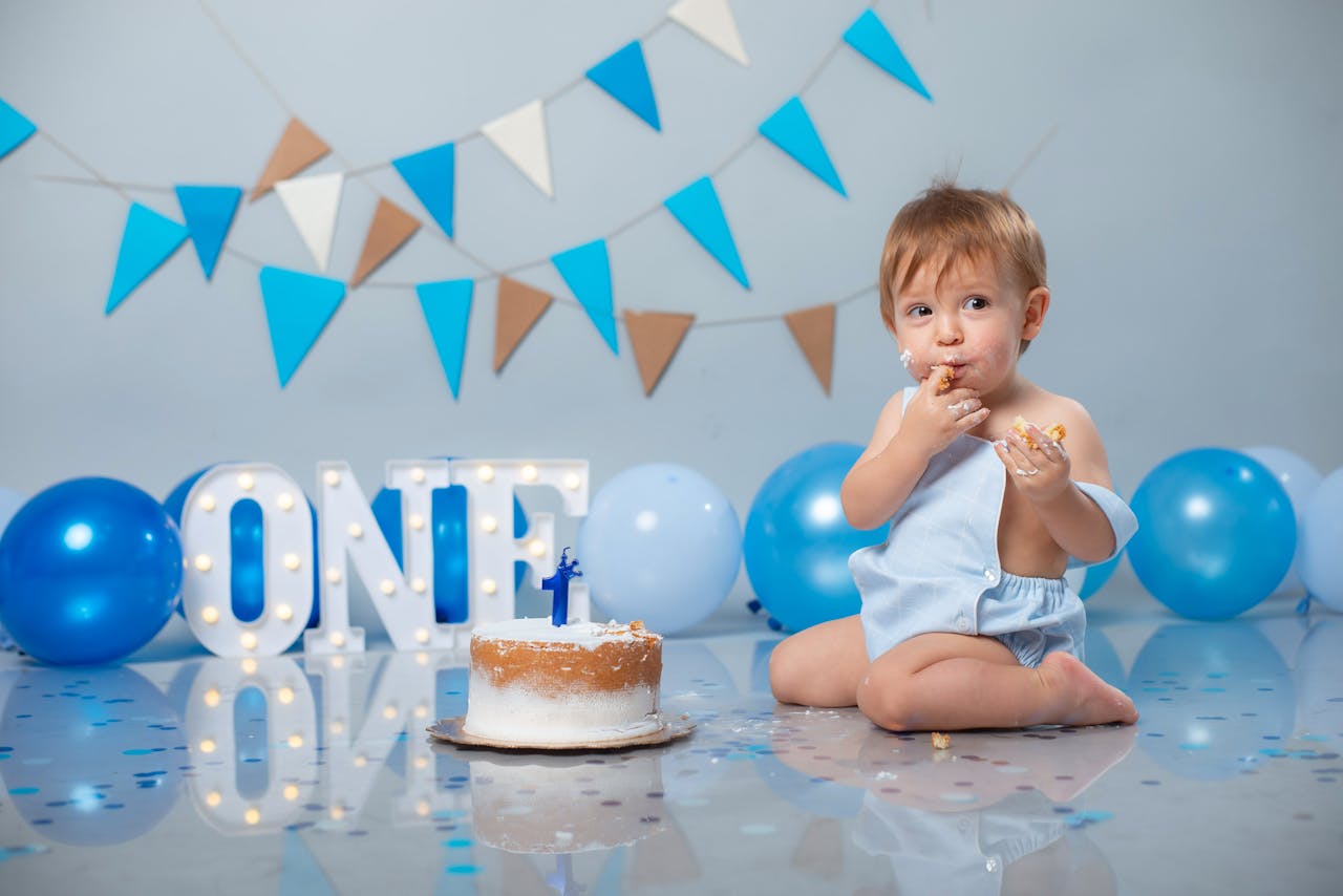 Życzenia na roczek dla dziewczynki i chłopca: krótkie teksty, wierszyki i życzenia od chrzestnej oraz dziadków