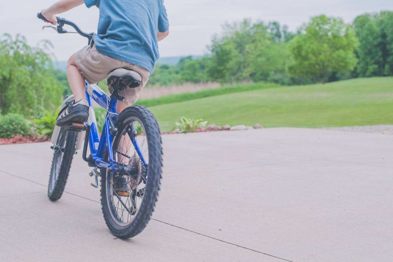 Jaki rozmiar roweru dla 3-latka, 8-latka i starszaka? Jak dobrać rower do wzrostu dziecka?