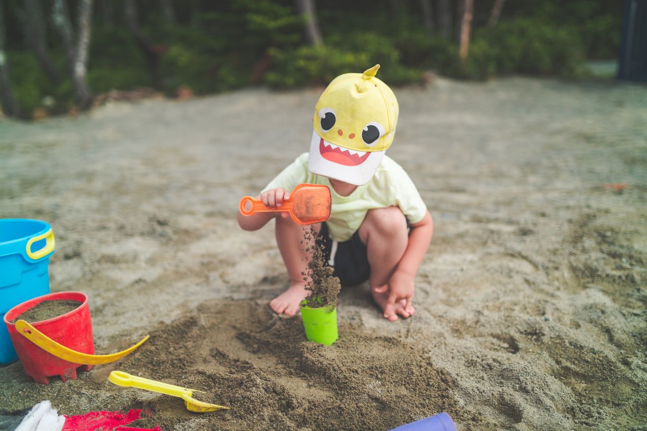 Zabawki na plażę dla dzieci: co spakować nad morze lub jezioro, żeby było ciekawie i bezpiecznie?